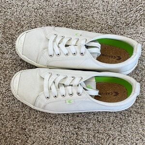 Cariuma W8.5 White Canvas Sneakers with Green Accents